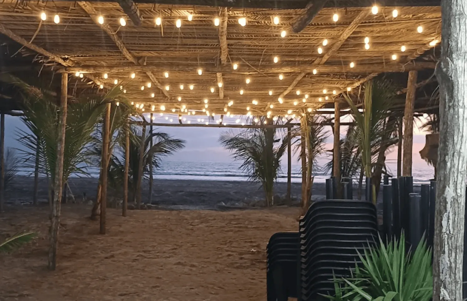 Palapa con luces y vista al mar